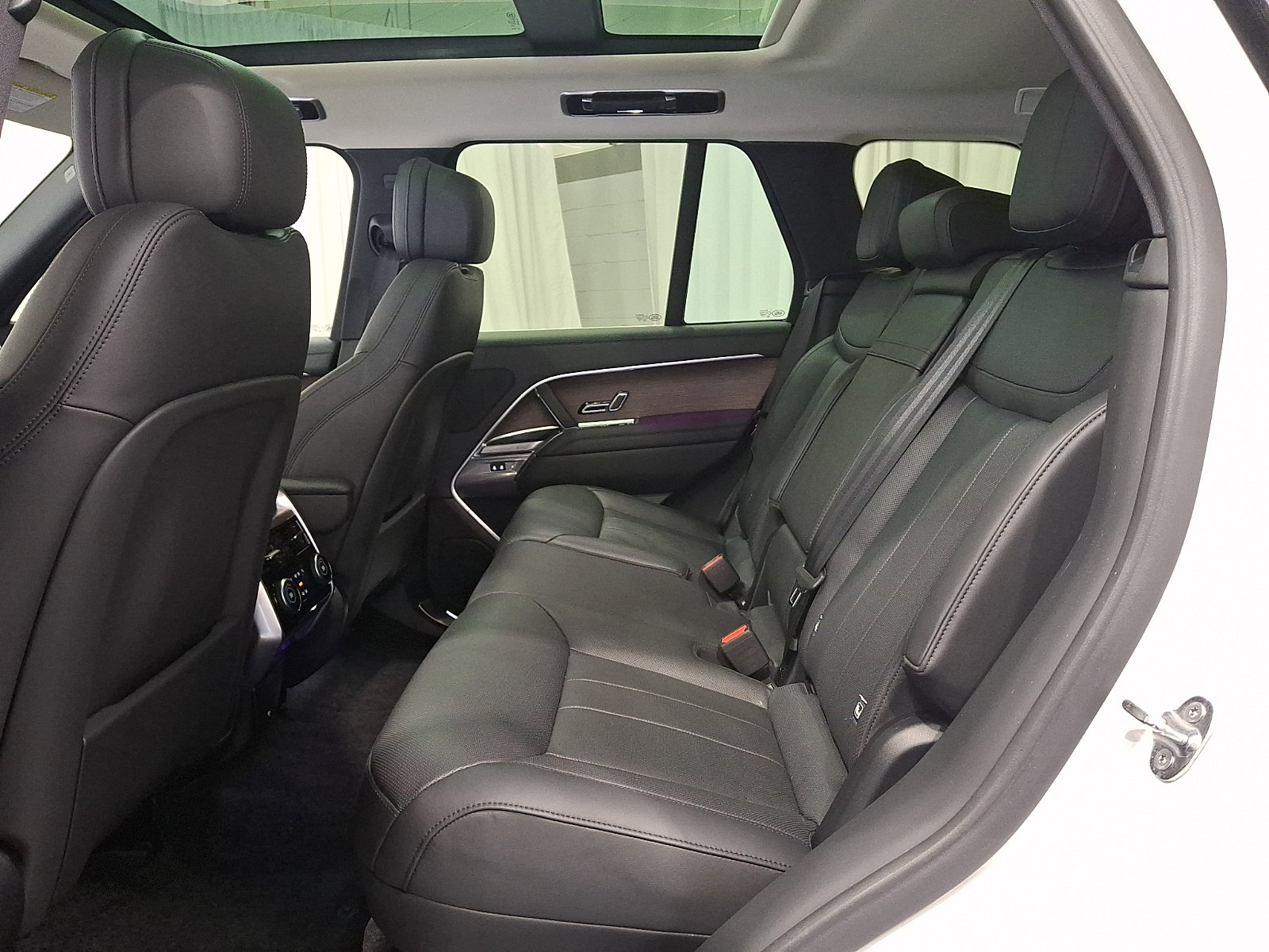 Certified 2025 Land Rover Range Rover SE AWD/4WD image 10