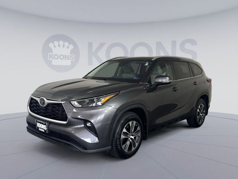 Used 2023 Toyota Highlander XLE AWD/4WD image 1