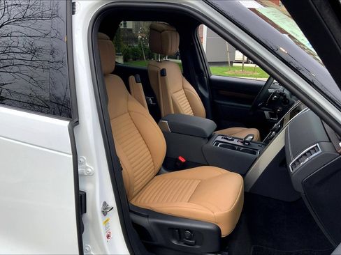 Certified 2025 Land Rover Discovery Dynamic SE AWD/4WD image 8