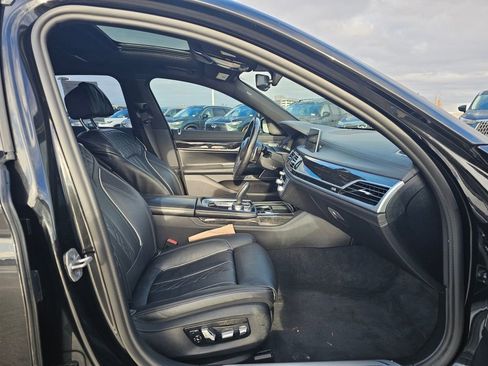 Used 2022 BMW 750i xDrive w/ M Sport Package image 11