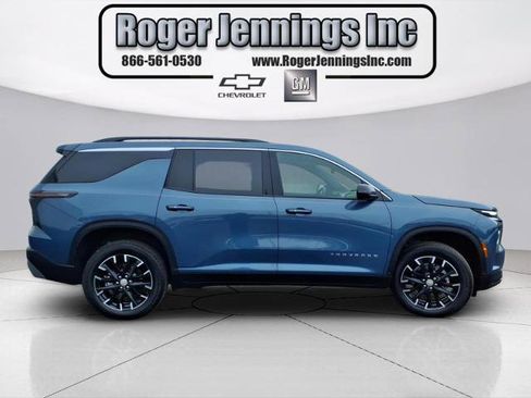 Used 2025 Chevrolet Traverse LT w/ Sun and Wheel Package image 5