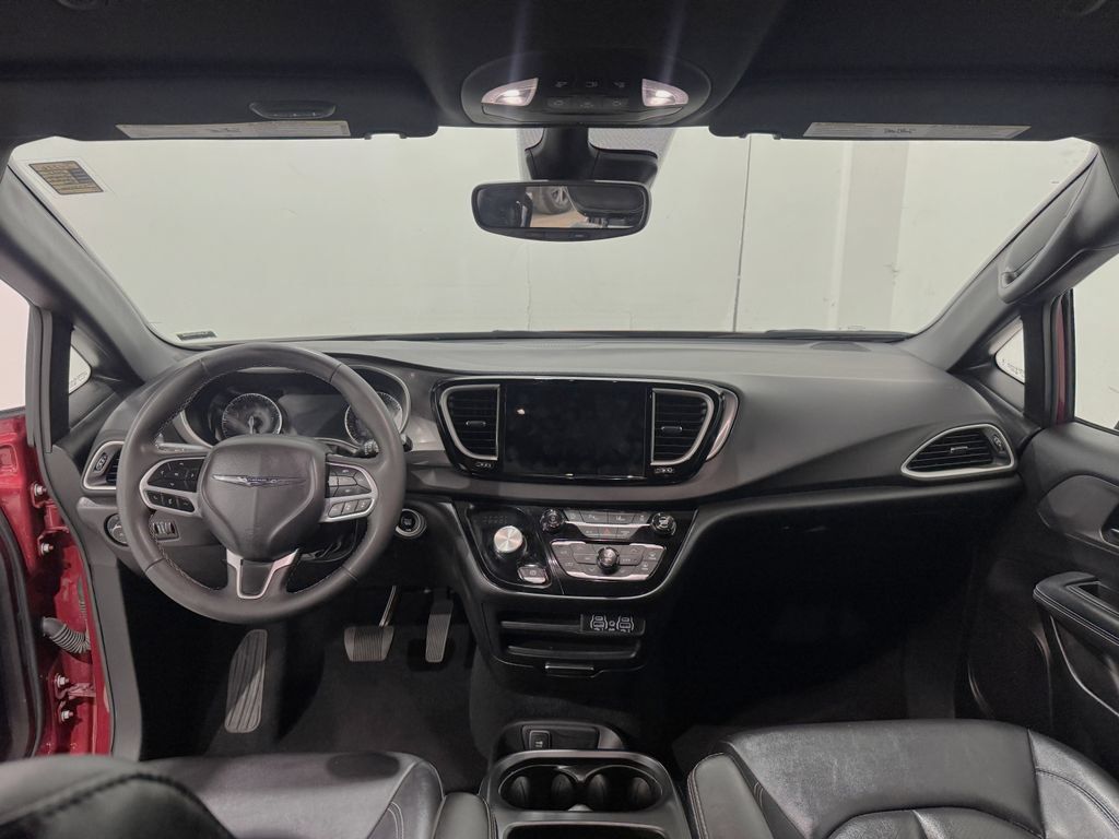 Used 2025 Chrysler Pacifica Select FWD image 2