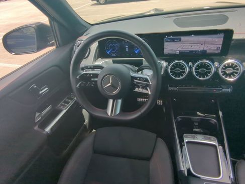 Used 2024 Mercedes-Benz EQB 300 4MATIC image 3