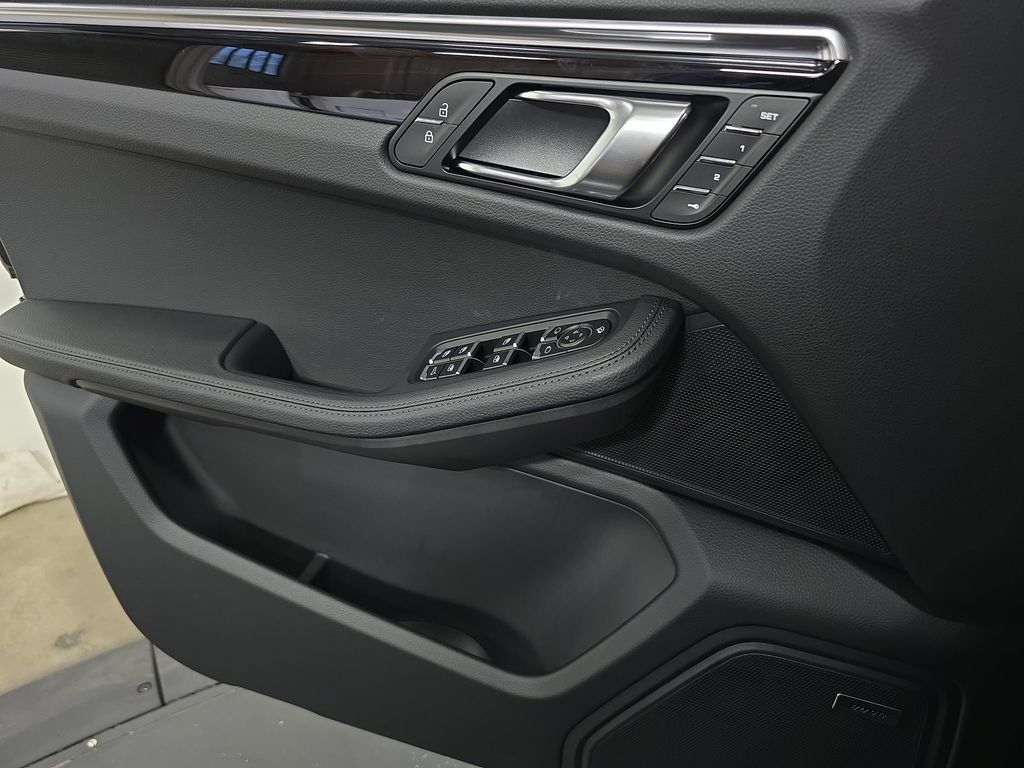 Certified 2026 Porsche Macan AWD/4WD image 22