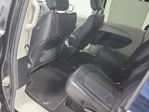 Used 2022 Chrysler Pacifica Touring-L AWD/4WD image 28