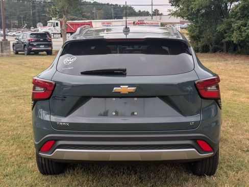 Used 2025 Chevrolet Trax LT FWD image 5