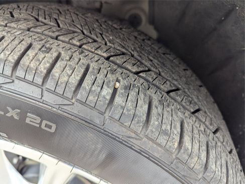 Used 2021 Buick Enclave Essence image 11