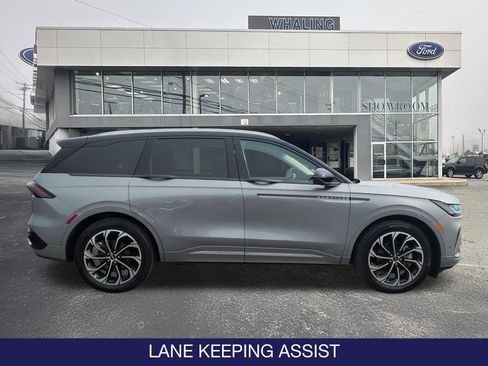 Used 2024 Lincoln Nautilus Reserve image 2