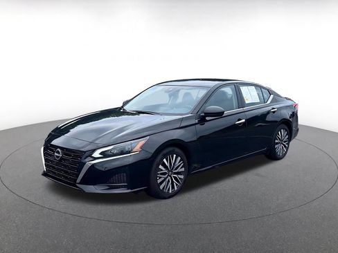 Used 2025 Nissan Altima 2.5 SV FWD image 16