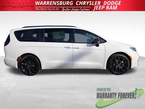 New 2026 Chrysler Pacifica Select image 2