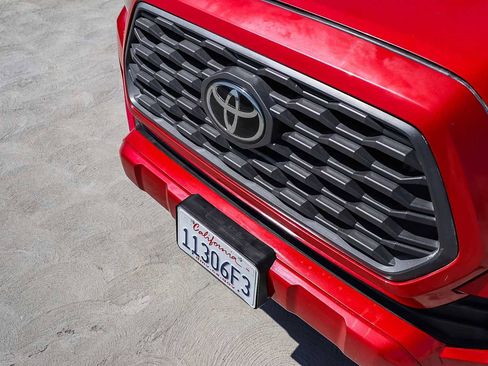 Used 2022 Toyota Tacoma TRD Sport w/ Technology Package image 8