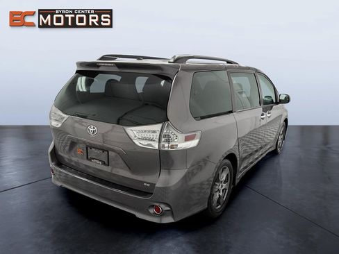 Used 2017 Toyota Sienna SE FWD image 6