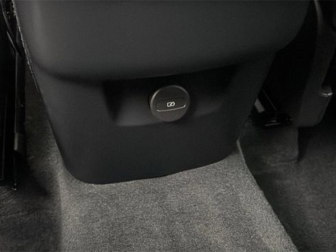 Certified 2023 Volvo XC90 B6 Core w/ Climate Package image 10