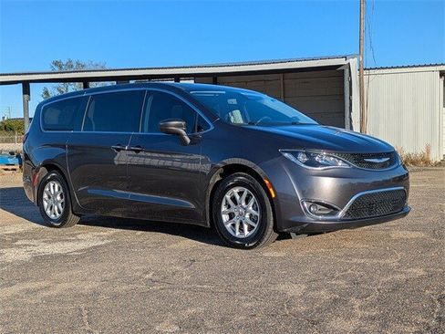 Used 2020 Chrysler Pacifica Touring image 2