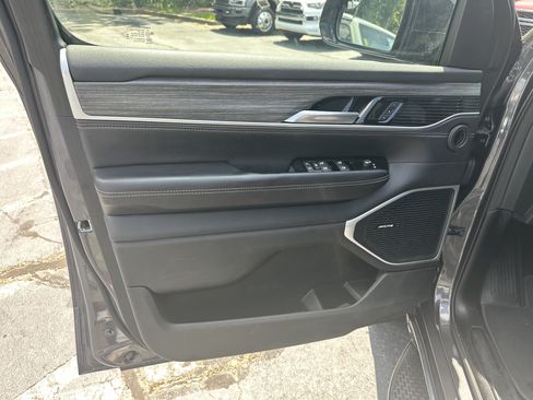 Used 2024 Jeep Wagoneer L Series II RWD image 12