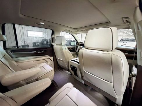 Used 2024 GMC Yukon XL Denali image 11