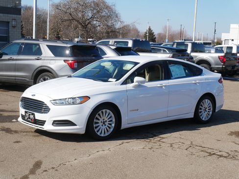 Used 2016 Ford Fusion SE image 3