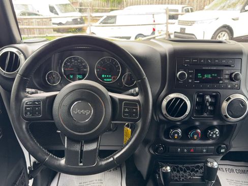 Used 2018 Jeep Wrangler Unlimited Sahara w/ Connectivity Group image 17