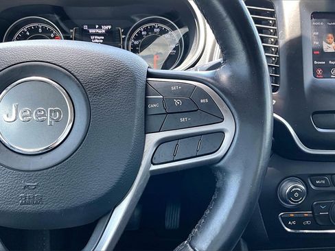 Used 2021 Jeep Cherokee Latitude Plus image 11