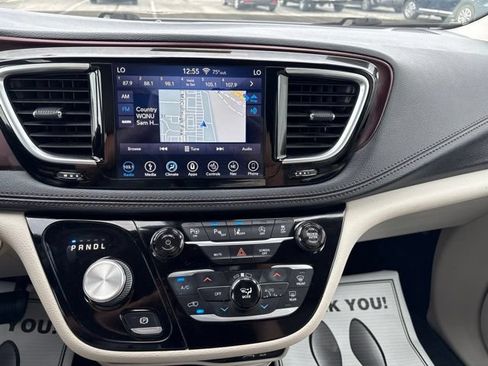 Used 2018 Chrysler Pacifica Limited w/ Tire & Wheel Group FWD image 12