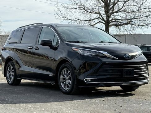 Used 2021 Toyota Sienna XLE image 8