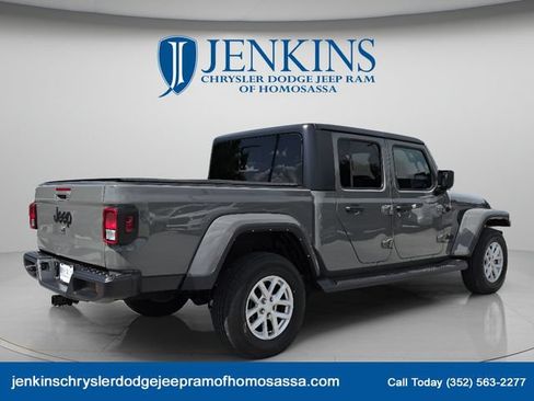 Used 2023 Jeep Gladiator Sport AWD/4WD image 5