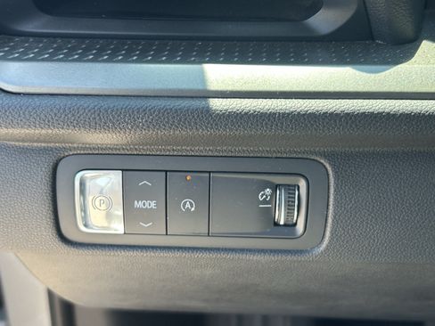 Used 2025 Chevrolet Traverse LT FWD image 16