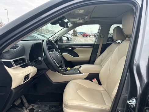 Certified 2025 Toyota Highlander Limited image 12