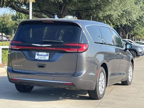 Used 2023 Chrysler Pacifica Touring-L FWD image 4