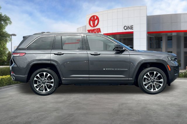 Used 2023 Jeep Grand Cherokee Overland w/ Advanced Protech Group III AWD/4WD image 3