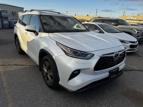 Used 2023 Toyota Highlander Bronze Edition image 1