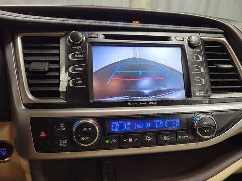 Used 2016 Toyota Highlander XLE AWD/4WD image 18