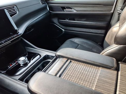 Used 2024 Jeep Wagoneer Series II w/ Flexible Seating Group RWD image 12