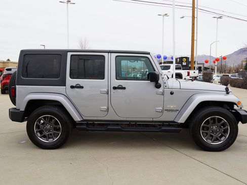 Used 2015 Jeep Wrangler Unlimited Sahara w/ Connectivity Group image 9