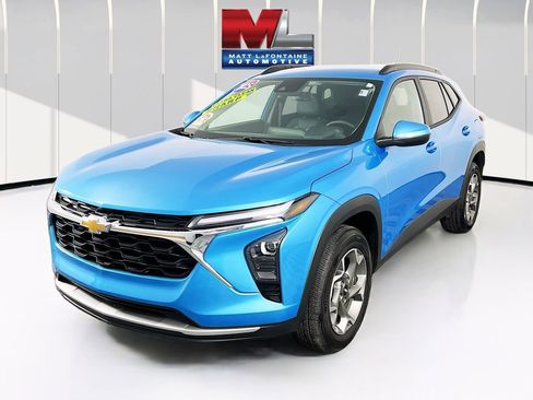 Certified 2025 Chevrolet Trax LT w/ Driver Confidence Package FWD image 1