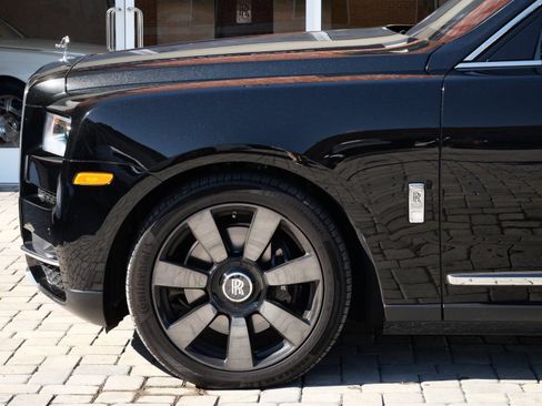 Certified 2023 Rolls-Royce Cullinan w/ Cullinan Package image 12