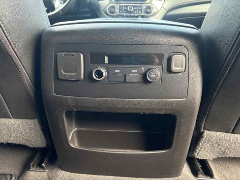 Used 2020 Chevrolet Suburban LT image 16