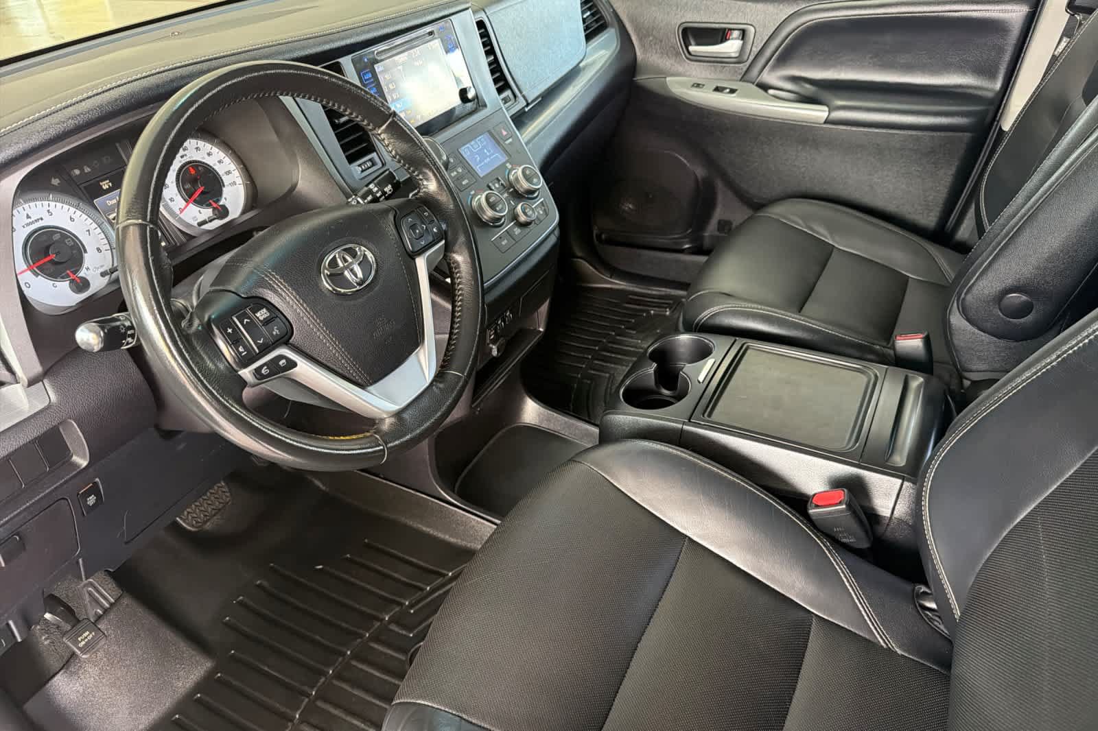 Used 2016 Toyota Sienna SE FWD image 11