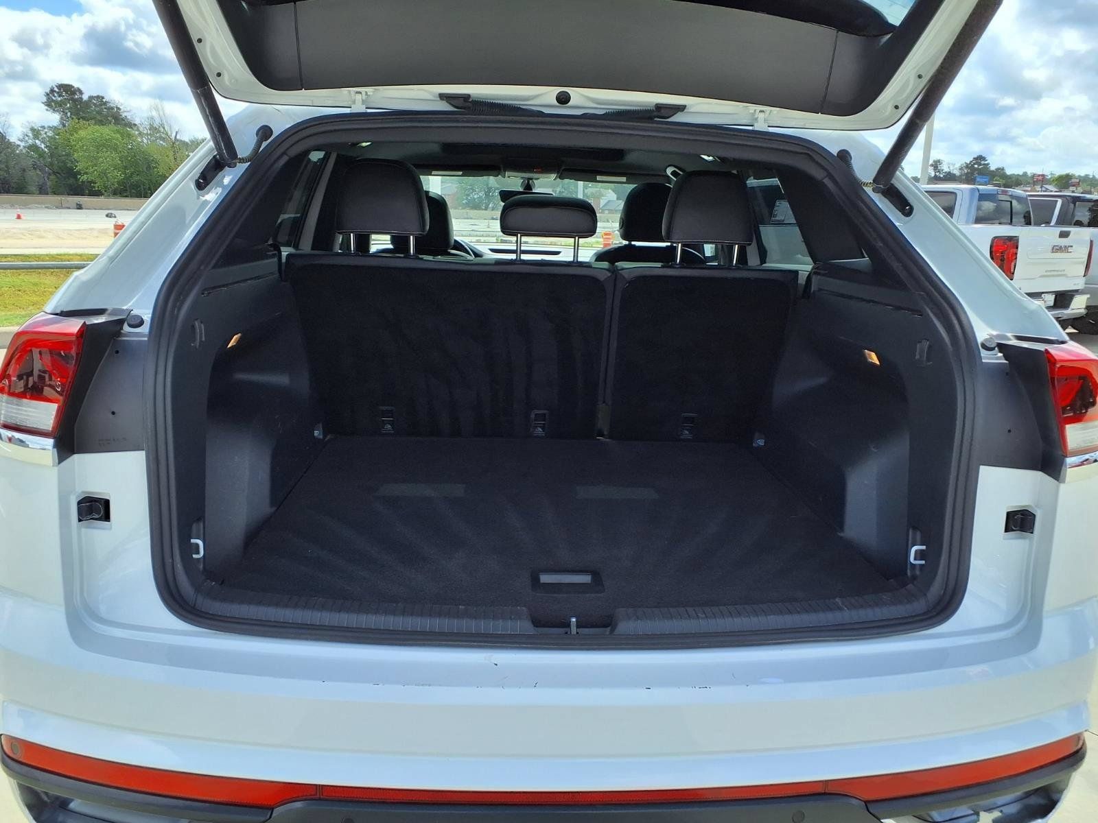 Used 2022 Volkswagen Atlas Cross Sport SE FWD image 8
