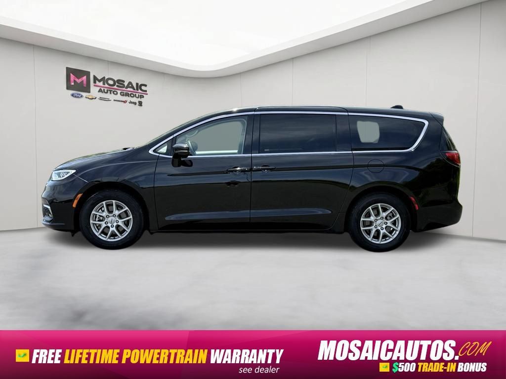 Used 2024 Chrysler Pacifica Touring-L FWD image 4
