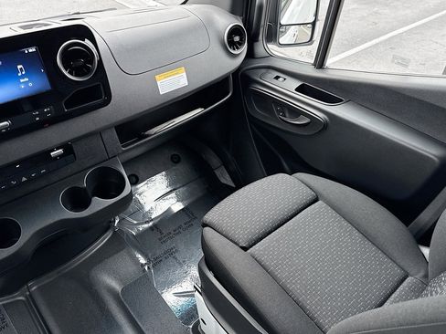 Used 2025 Mercedes-Benz Sprinter 2500 image 21