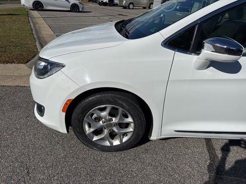 Used 2020 Chrysler Pacifica Limited image 3