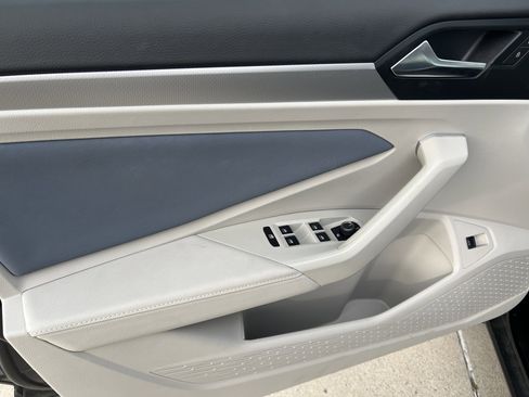 Certified 2025 Volkswagen Jetta SE w/ Sunroof Package image 13