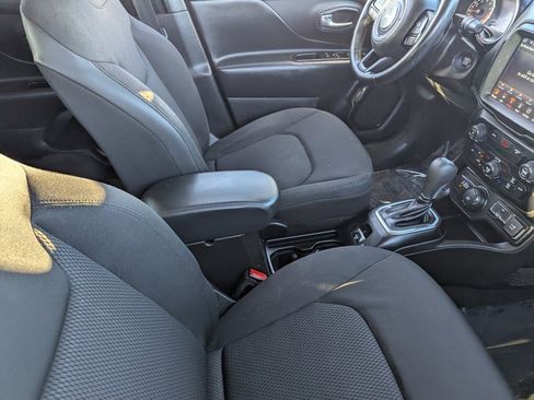 Used 2020 Jeep Renegade Altitude w/ UConnect 8.4 Nav Group image 12