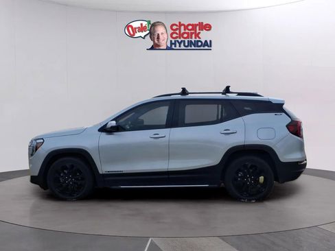 Used 2022 GMC Terrain SLT w/ LPO, 'HIT The Road' Package FWD image 2