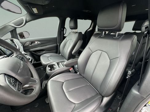 New 2027 Chrysler Pacifica Select FWD image 22