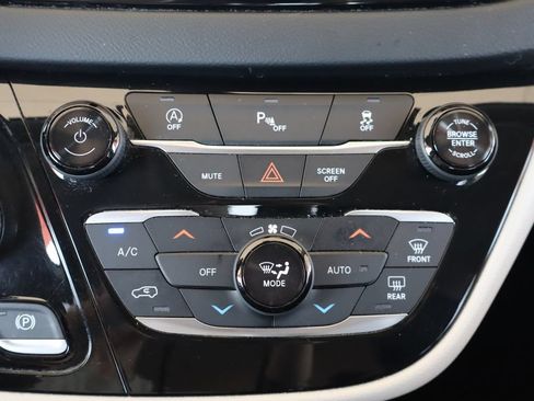 Used 2018 Chrysler Pacifica Touring-L w/ Premium Audio Group FWD image 29