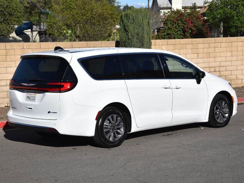Used 2024 Chrysler Pacifica Limited image 38