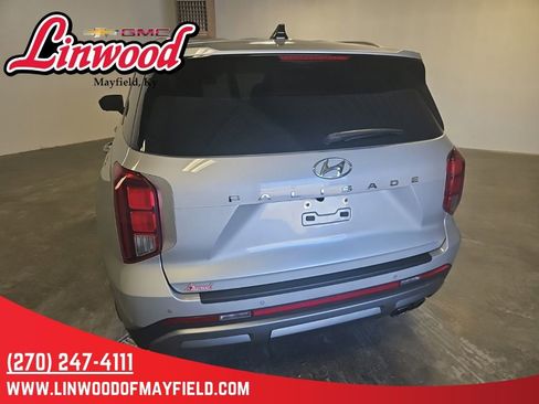 Used 2023 Hyundai Palisade SEL w/ Premium Package FWD image 4