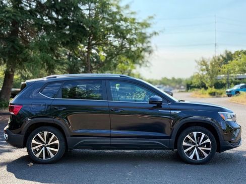 Used 2022 Volkswagen Taos SE FWD image 6